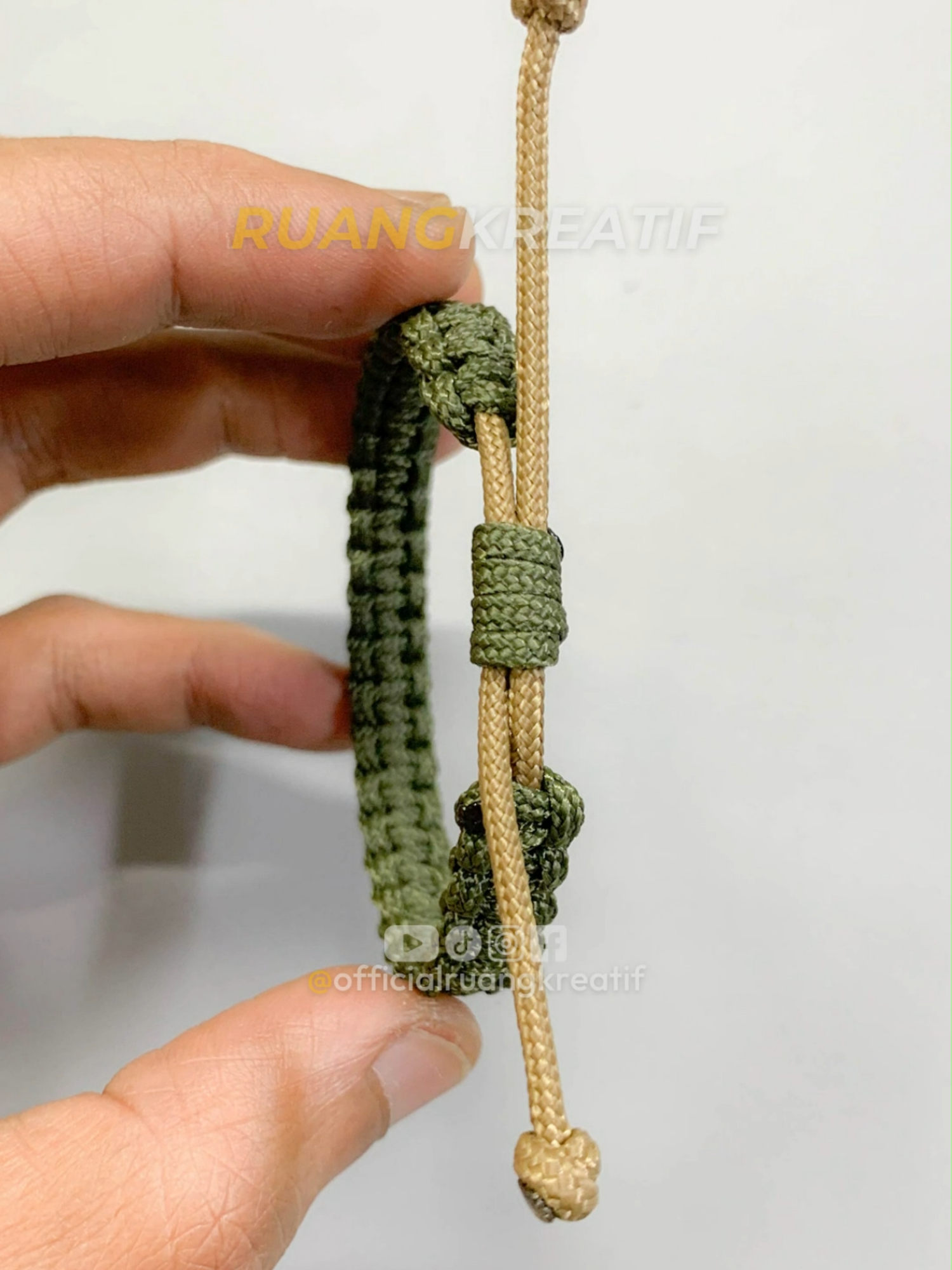 Cara Membuat Gelang Tali Jangan lewatkan langkah apapun Tonton video selengkapnyanya di saluran YouTube saya. Tinggalkan Komentar, Bagikan, Sukai, dan Subscribe. Selamat berkreasi.   Terima kasih.. #knot #DIY #gelangparacord #bracelet #gelang #gelangkeren #gelangtali #tacticalbracelet #paracord #paracordtutorials #paracord550 #paracordbracelet #gelangtangan #gelangkekinian #paracordtutorial #paracordcrafts #gelangsimple #howto #howtomakeabracelet #howtomakebracelets