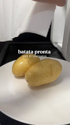 Quer praticidade na cozinha? Aprenda a cozinhar batata no micro-ondas de um jeito rápido, fácil e sem sujeira! Ótima opção para acompanhar suas refeições. Uma solução super rápida e prática para os dias mais corridos! 🥔✅ #emagrecer #receitas #receitasimples #emagrecimentosaudavel #dietaflexivel #dieta #reeducaçãoalimentar #fyp 