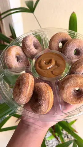 E OFICIAL: Chegaram os Mini Donuts de Churros com doce de leite cremoso: pequenos no tamanho e gigantes no sabor!#minicakedonuts #minidonuts #donuts #doces #itaipuaçu #maricá #churros #docedeleite #fyyyyyyyyyyyyyyyy #fyp 