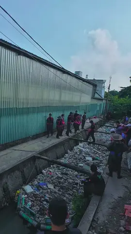 Stop throwing trash into rivers to protect the environment and marine life #clean #cleanriver #river #garbage #fyp #foryou 