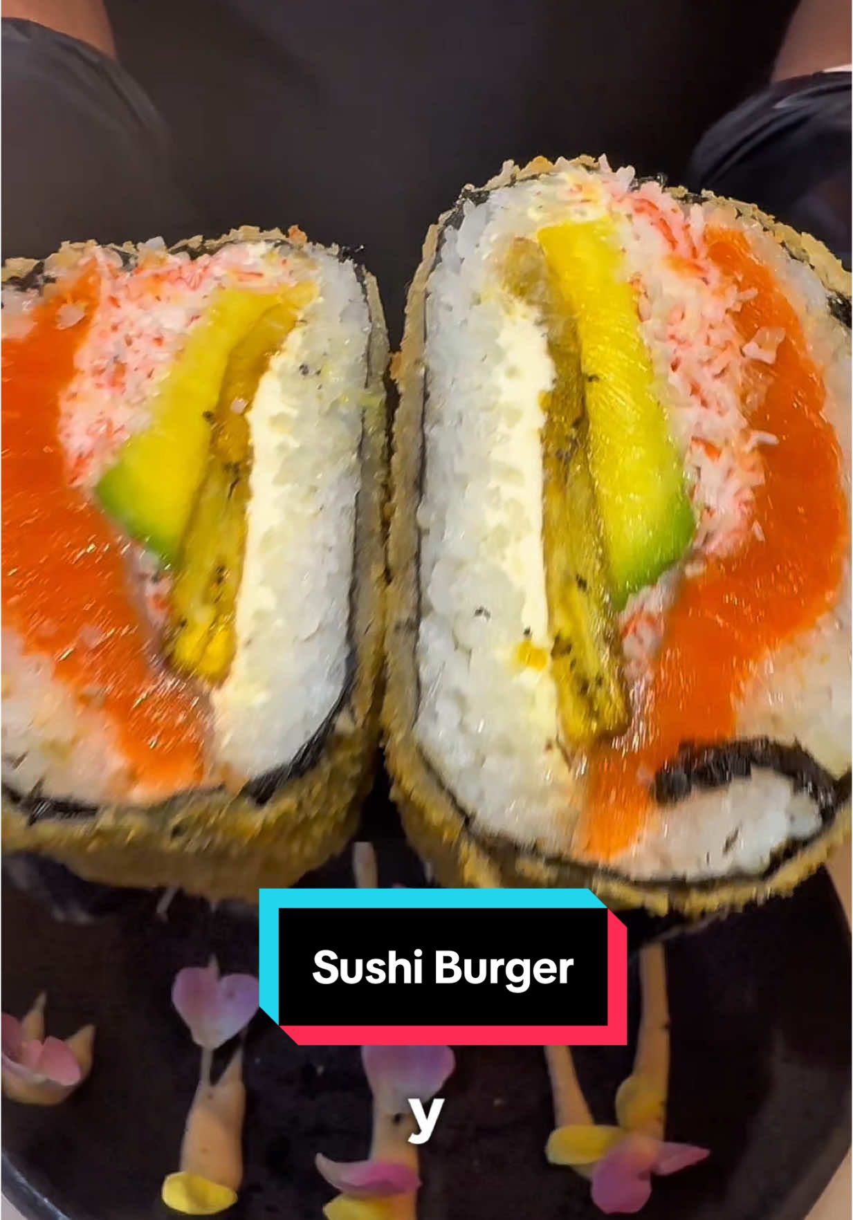 ¡SUSHI BURGER a tan solo 20.000COP! Y en la feria Eva la encuentras por 29.900 COP  Receta de la mano de @Horneando Palabras  Yo no puedo explicarte lo delicioso que fue hacer esta sushi burger junto a mis amigos de Bushido! Por eso, tienes que armar tu parche ya mismo e ir a probarla porque te va a encantar esta nueva propuesta de los creadores del sushi más grande de Colombia! Esta hamburguesa estará disponible en todas sus sedes de Bogotá y Cali desde el 28 de Abril hasta el 04 de Mayo del 2025! Puedes encontrarlos en las siguientes direcciones:  BOGOTÁ! Usaquen: Centrica Food Hall, Calle 120A #6A-04 72 Food Hall: Cra 26 #71B-30 CALI! Centro comercial Mall plaza Cali, en la plazoleta de comidas. #recetas #colombia #bogota #Cali #sushi