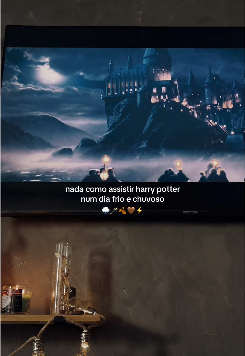 Frio, chuva, Harry Potter e uma comidinha com gosto de infância. Tem combinação melhor? 🌧️🤎 #harrypotter #harrypottertiktok #hogwarts #cozy #cozyathome #cozydays #cozyday #rainyday #diaschuvosos #outono #fall #autumn #colddays #rainy #rain #cosy #cozyvibes #harrypotteredit 