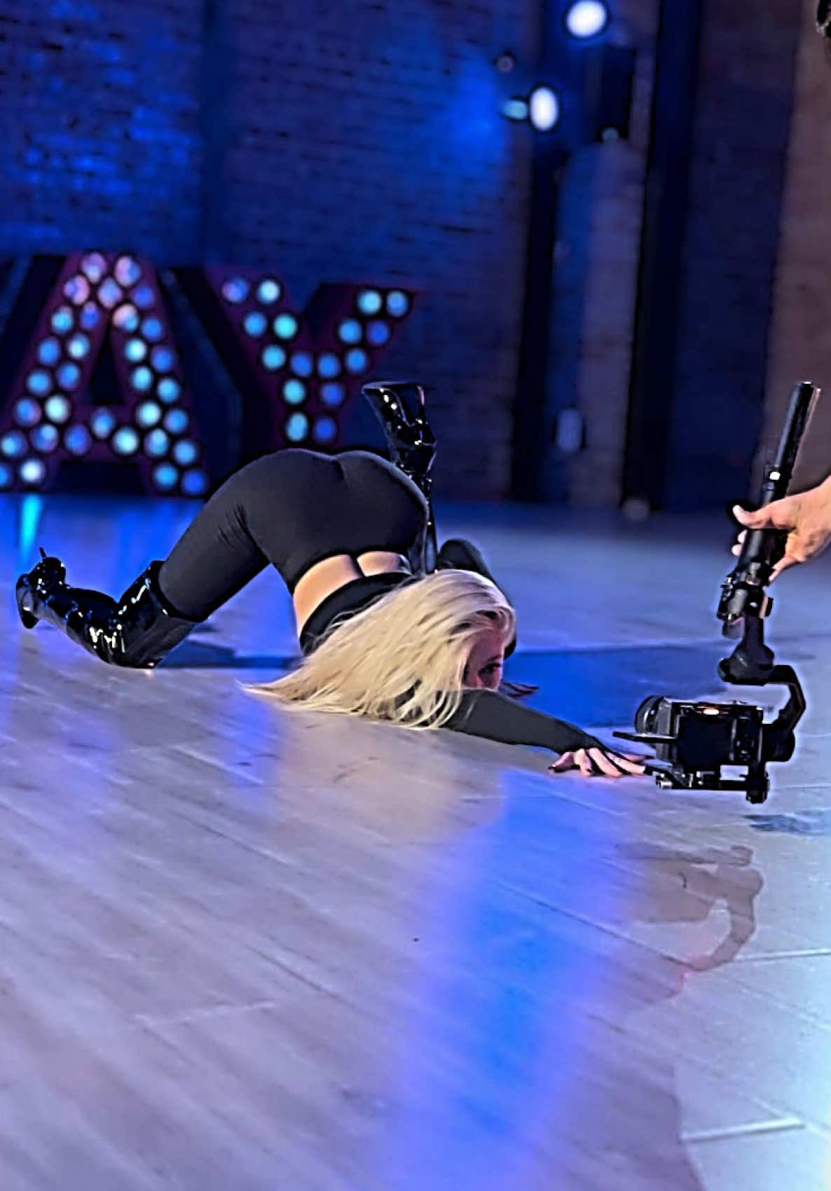 🖤 CRY FOR ME 🖤  @The Weeknd @redllama.media @PLAYGROUND LA #marissaheart #marissaheartchoreography #heels #playgroundla #contortion 