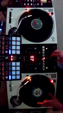 Practicing those 2-clicks... Beat: the kick clap by Scarving Artists Crew #scratching #skratching #skratchsociety #scratchvideo #2clickflarescratch #boomerangscratch #autobahnscratch #vinylonly #practiceyocuts #numarkscratch  #ortofonscratch 