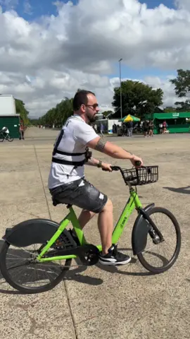 Cego andando de bicicleta