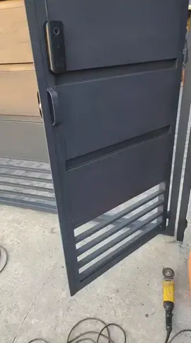 portão basculante automático com fechadura eletrônica na porta social #serralheria #portaobasculante ###estruturasmetálicas #todos 