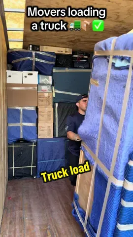 Watch how movers load a truck. We use a combination of furniture and boxes nice and tight into the box truck to ensure there’s no damages 🚛📦✅🙌🏻#movers #loading #truck #satisfyingvideo #movingservices 
