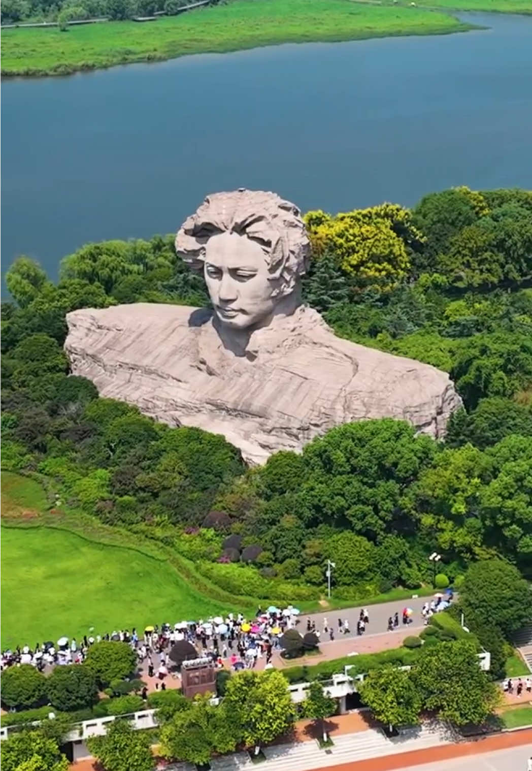 Today I came to Changsha-Orange Island. A beautiful island with Chairman Mao’s sculpture#fyp #china #hunan #travel 