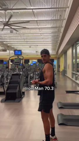 Dia 7 preparandome para un Ironman 70.3 -Gym: pecho, hombros y triceps - Run: 45 minutos en Z2  Hoy me sentí fuerte. Y pensé en lo afortunado que soy de poder hacerlo. Poder moverte es un regalo. No lo olvides. No es solo entrenamiento… es un privilegio. Con todooooooo