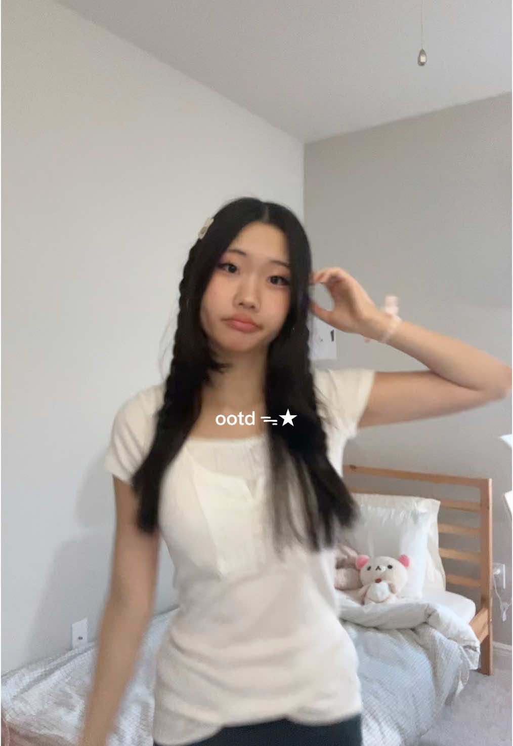 tell me why it took me so long to notice my phone falling..🥀 #fyp #foryoupage #foryou #outfit #OOTD #explore #explorepage #exploremore #outfitinspo #asian #viral #trending #relatable #aesthetic #brandymelville #hollister #wifty #wheniflytowardsyou #fyppppppppppppppppppppppp 