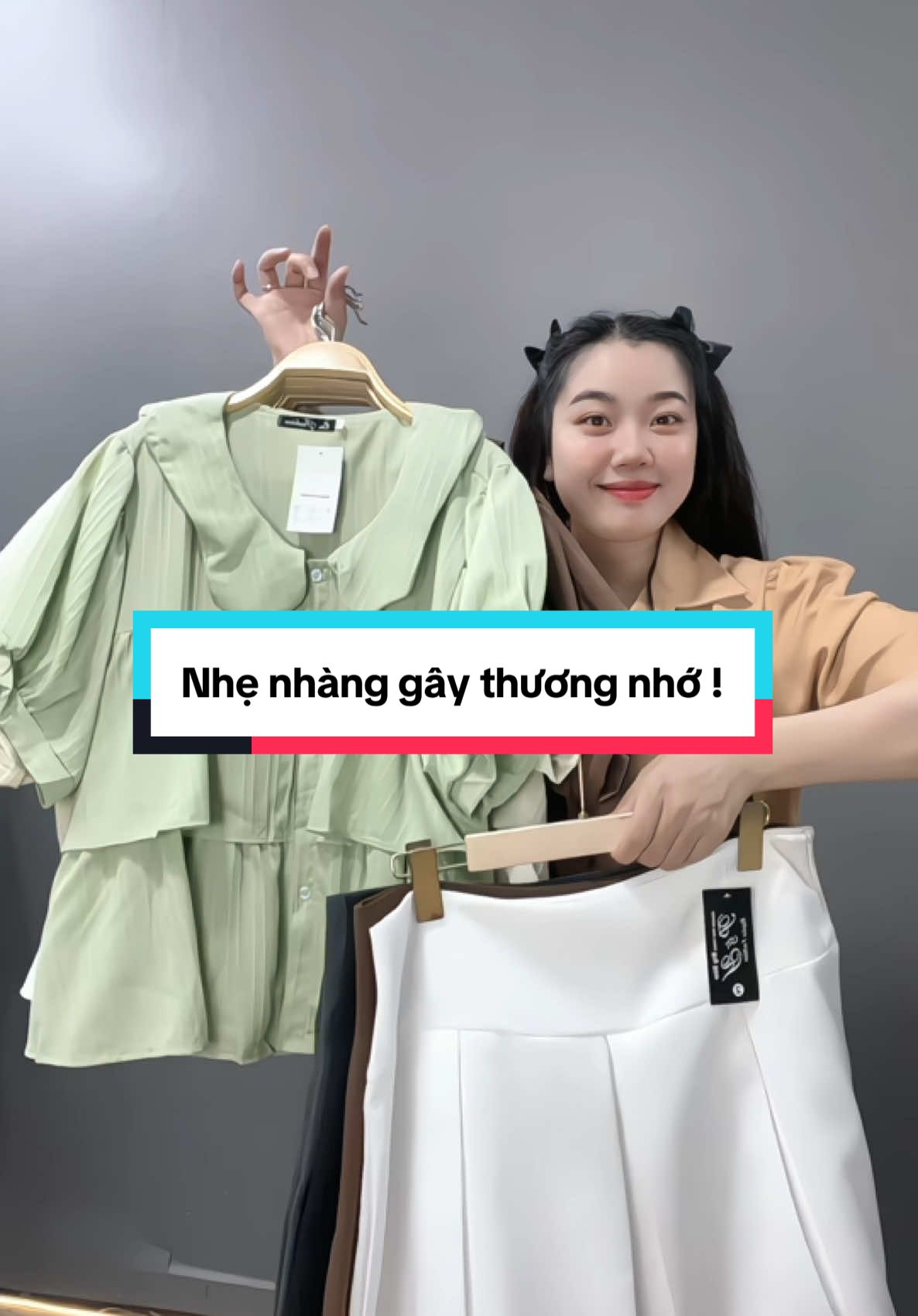 Nhẹ nhàng mà gây thương nhớ — công thức: sơ mi bánh bèo + váy tennis thần thánh.”#quanaobigsize #somibigsize #aosomi #ươc_duoc_len_xu_huong #aothunxinh #conhobigsize #OOTD #dobigsize #bigsizenu 