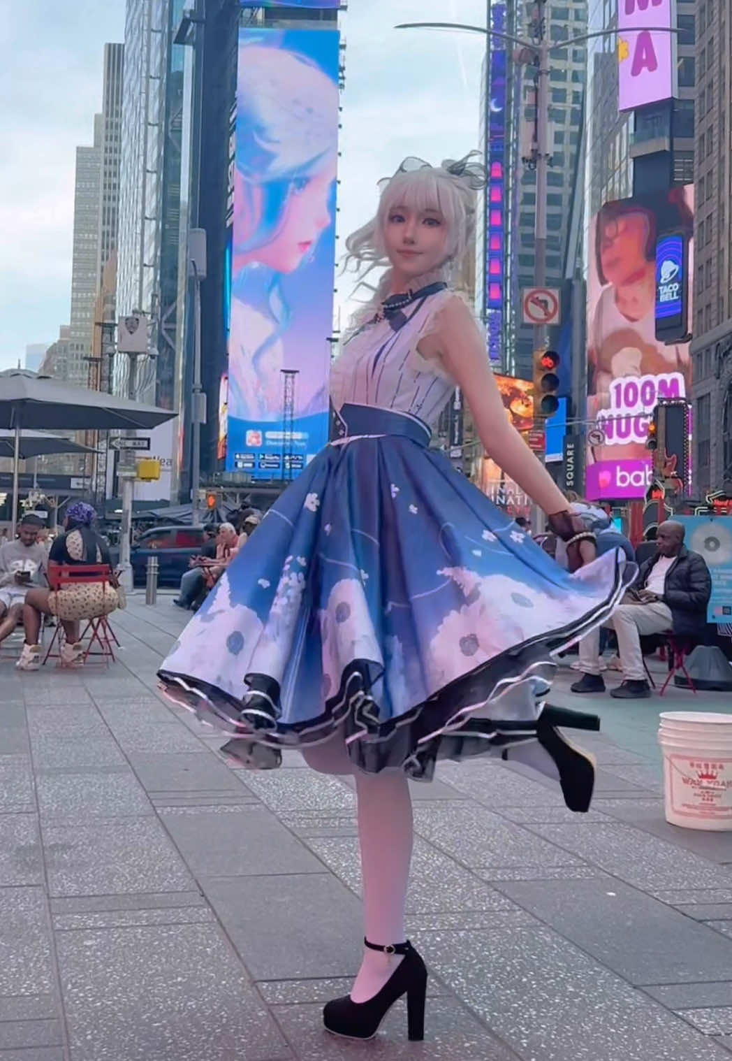 Dressing up like Nikki in real life!  Bringing Nikki to life and getting to meet herself on the Times Square billboard is like a dream come true✨ #InfinityNikki #BubbleSeason #NikkiMeetUp #InfinityNikkiTimesSquare