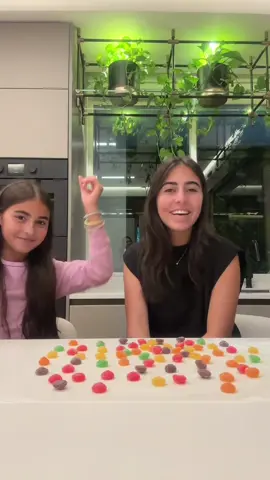 Juego de poisoned skittles con Emmita mientras esperabamos nuestras galletas❤️‍🔥 #primas #minime 