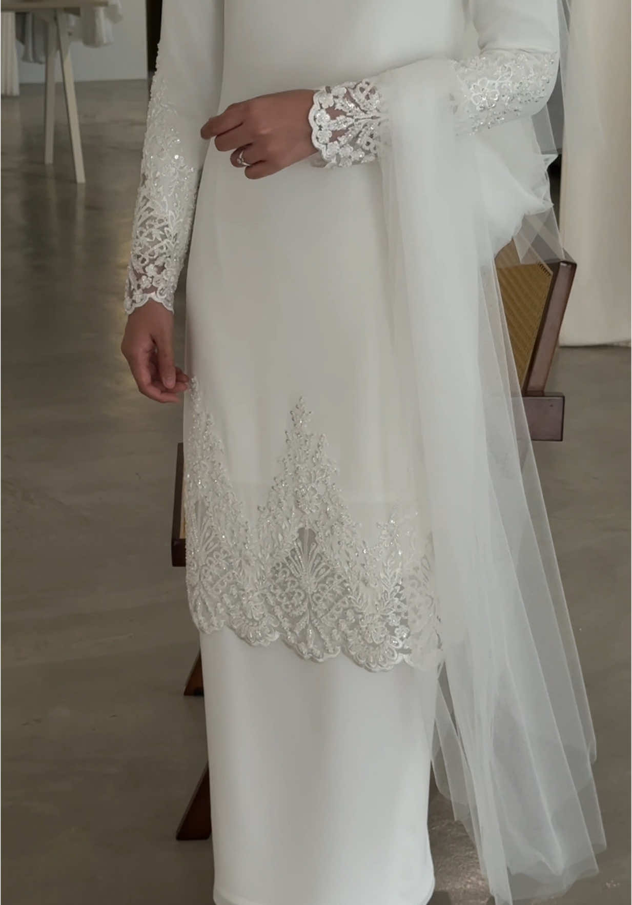 Gaya sederhana yang tetap menyerlah. Baju kurung moden dengan hiasan renda dan manik halus, dipadankan dengan layah lembut, sempurna untuk tampil anggun di hari bahagia. ✨  #faridaniqstudio #malaywedding #malayweddingguide #malayweddingdress #malayweddings #malayweddingideas 