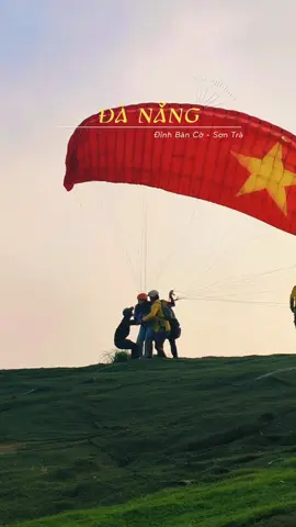 Đăng ký trải nghiệm Dù lượn & Nhảy dù tại Đà Nẵng! Book your Paragliding adventure in Da Nang now! Một hoạt động không thể bỏ lỡ khi du lịch Đà Nẵng: Check-in đỉnh Bàn Cờ, ngắm nhìn chùa Linh Ứng từ trên cao, và hạ cánh ngoạn mục tại bãi biển Sơn Trà. A must-try experience: Soar over the iconic Ban Co Peak, admire Linh Ung Pagoda from above, and land right on the stunning Son Tra beach! #DaNang #ĐàNẵng #DaNangCity #DaNangTravel #ParaglidingDaNang #SkydivingVietnam #CheckInĐàNẵng #SonTraPeninsula #LinhUngPagoda #BanCoPeak #VietnamTravel #ĐàNẵngFood #CầuRồng #CầuVàng #BàNàHills #HộiAn #MiềnTrung #TravelVietnam #BucketListAsia 