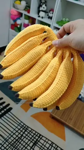 Banana de crochê 🥰👏 Nova maneira de fazer frutas artificiais para decoração. Tenho um curso completo que ensino a fazer todas minhas artes: crochê e amigurumi. O curso conta com mais de 6 mil gráficos, receitas e vídeo aulas.  Além disso, ensinamos o passo a passo para ganhar de 2 a 5 mil reais trabalhando em casa com crochê e amigurumi O conteúdo é para profissionais, intermediárias e quem quer aprender a fazer crochê. ▶️ATENÇÃO: tudo que posto aqui já está sendo adicionado ao curso no módulo 