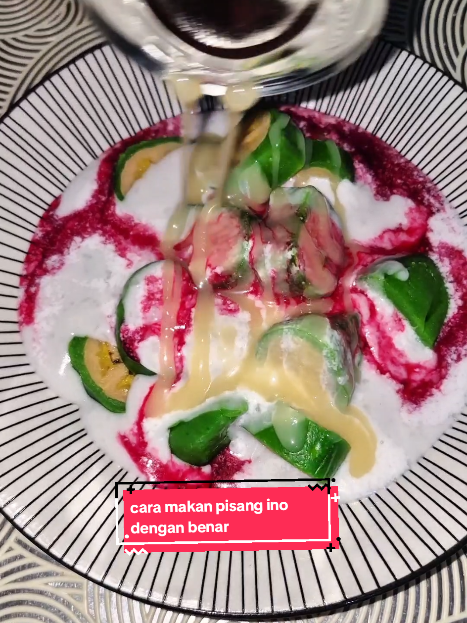 Cara makan pisang ijo dengan benar 😅✌️ kembali keselera masing2 yah guyss, kalian mau celup2 jg boleh2 aja kok, namanya jg sesuai selera 🤭 Tapi kalau sy pribadi, caranya yah kayak gini 🤤 ada yg mau resep sirupnya gk, yg persis kayak sirup dht asli 🤭 #pisangijo #viral #fyp 