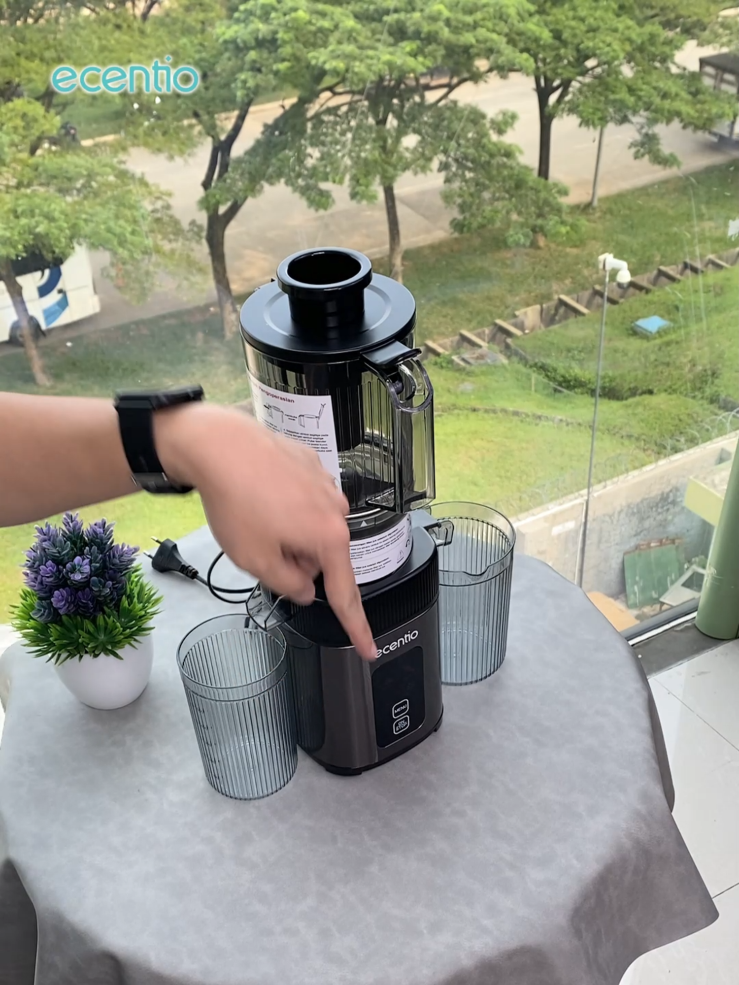 ✨ Smoothie sehat tanpa ribet? Bisa banget! Ecentio Slow Juicer ini punya mulut lebar 112mm, bisa masuk apel utuh 🍎 Tinggal tekan tombol, minuman segar langsung jadi! Cocok buat yang pengen gaya hidup sehat tapi tetep praktis 💪🏼 Udah dapet 2 gelas juga lho (550ml & 600ml)! ⁣ 🍹 Yuk, upgrade dapur kamu sekarang! 📌 Cek keranjang kuning, sebelum kehabisan~ 💛 #juicerotomatis #alatdapurcanggih #juicerblender #keranjangkuning #ecentio #dapurmudah