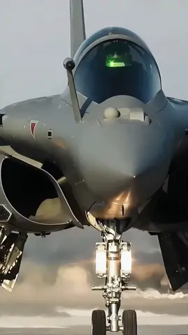 Dassault Rafale multi-purpose fighter, a fourth-generation and a half (4++ generation) fighter. Developed by Dassault of France. This model has excellent multi-purpose capabilities and can perform tasks such as air control, ground attack, anti-ship, reconnaissance and nuclear deterrence. India purchased 36 Rafales for US$8.8 billion in 2016, with a unit price of US$250 million, far exceeding the price of the fifth-generation F-35 in the same period. The purchase is intended to replace old MiG-21 and other models and strengthen air superiority over China and Pakistan, but the actual performance is controversial, and in some exercises it is even inferior to India's Su-30MKI in service. Russian experts believe that when facing the domestic J-16 or J-20, the Rafale is at a disadvantage in speed, range and electronic warfare. Pakistan's J-10C is equipped with PL-15E missiles (range 145 kilometers) and advanced radars, which suppressed the Rafale in the confrontation in 2025, highlighting its technical shortcomings. #4++generation #DassaultRafalefighter #Fighter #Militaryscience #Militarytechnology #Aviation