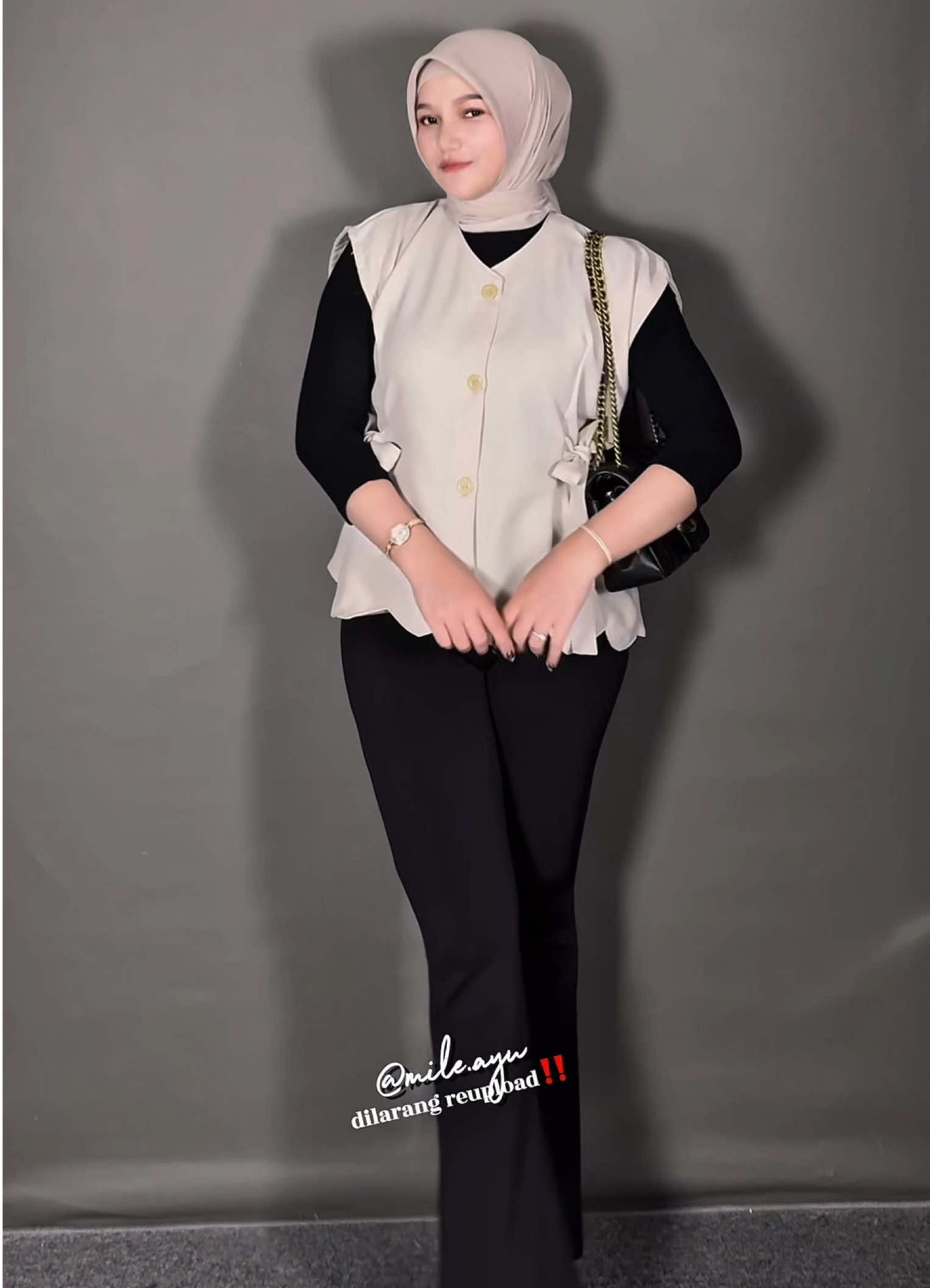 suka bgt pake vest, selain sat set simpel auto kece ga seeee😍🫵🏻 . . . . . . . . . . . . #vest #vesttop #OOTD #ootdfashion #ootdhijabstyle #ootdinspo #ootdinspiration #ootdhijabsimple #outfit #outfitideas #outfitinspo #outfitinspiration 