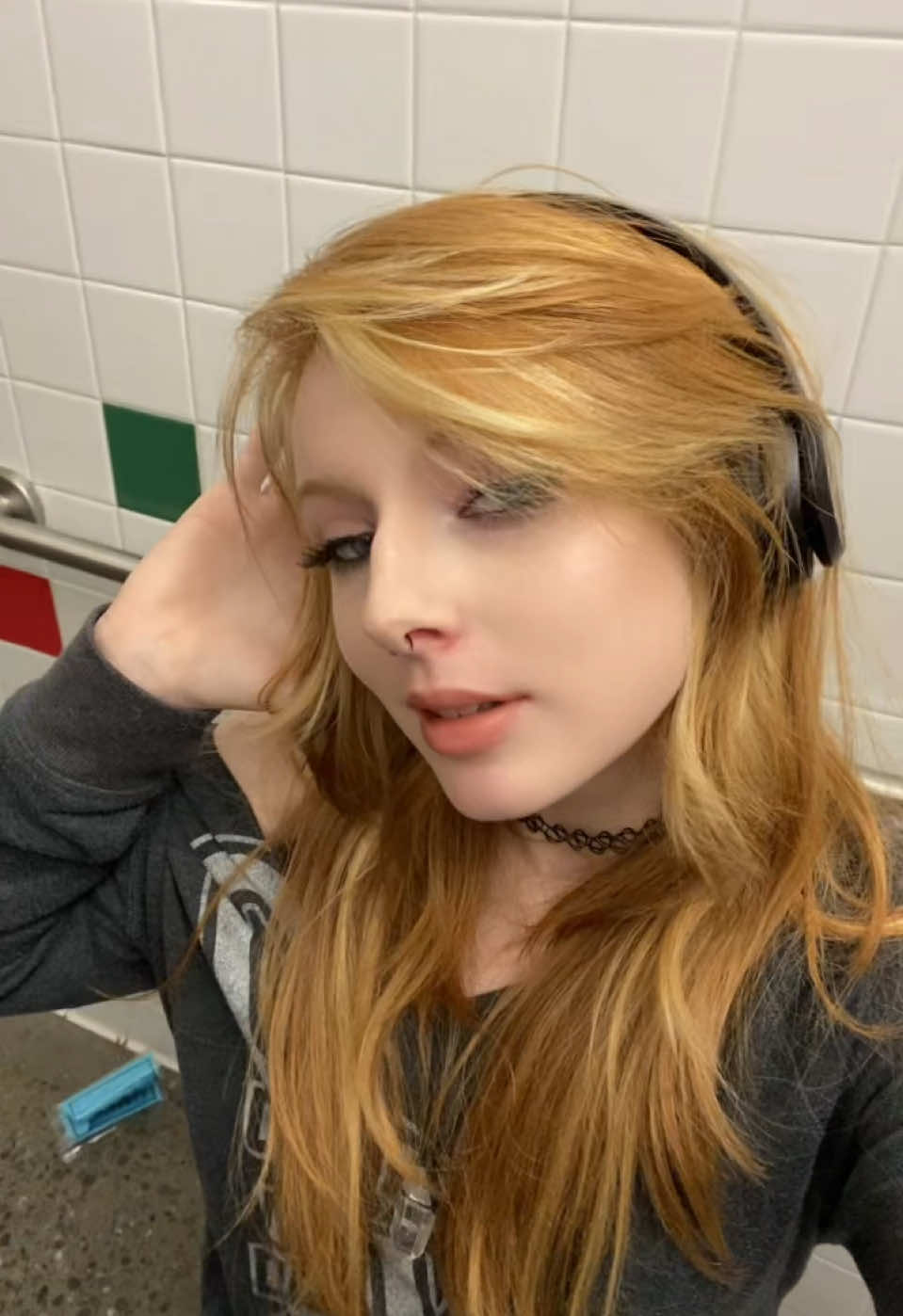 #fyp #fy #alternative #alternativetiktok #prettymakeup #alternativemakeup #emohair #scenehair #emohairstyle #gingerandblonde 