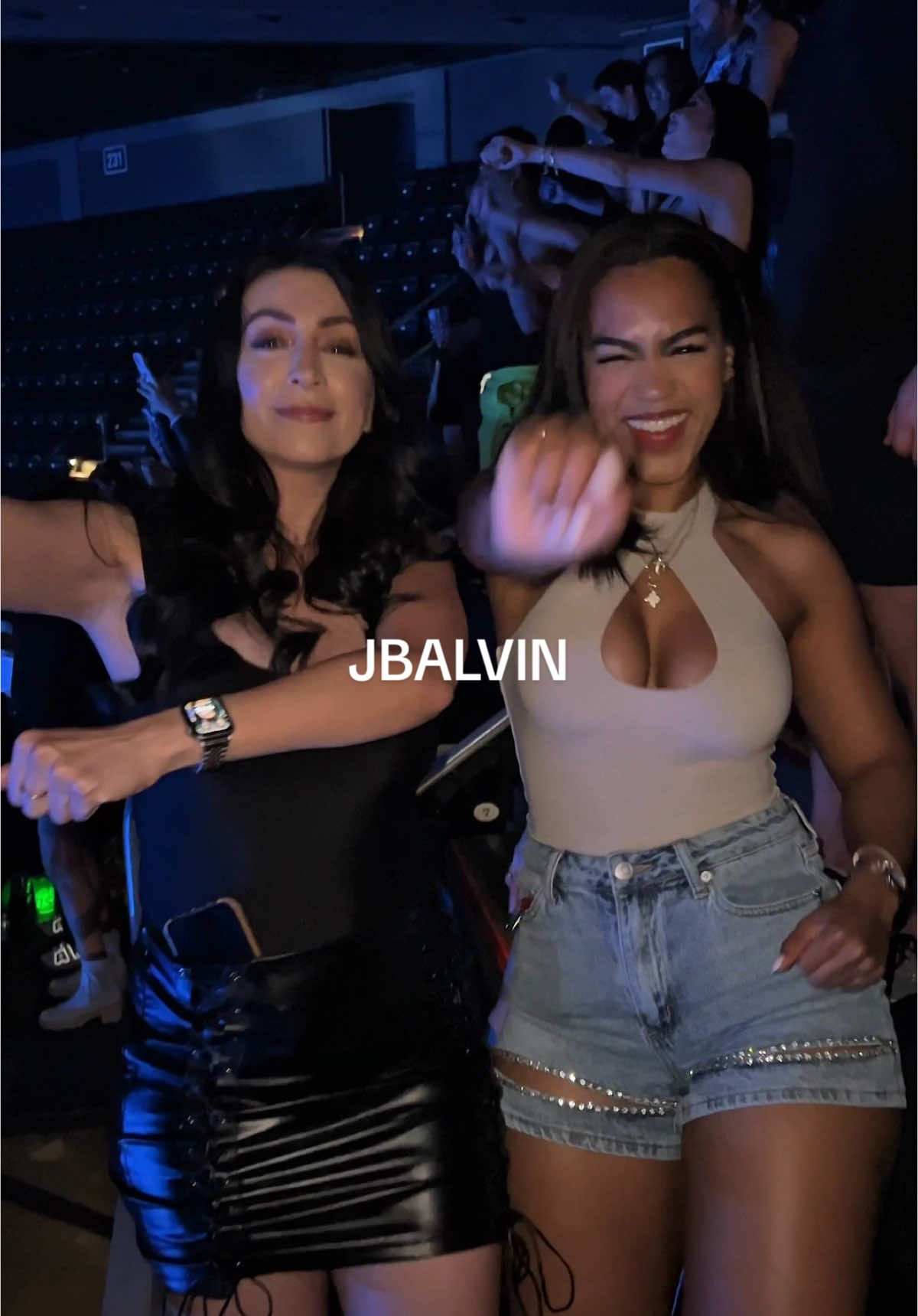 En vivo😍😍 @janettorress @J Balvin 