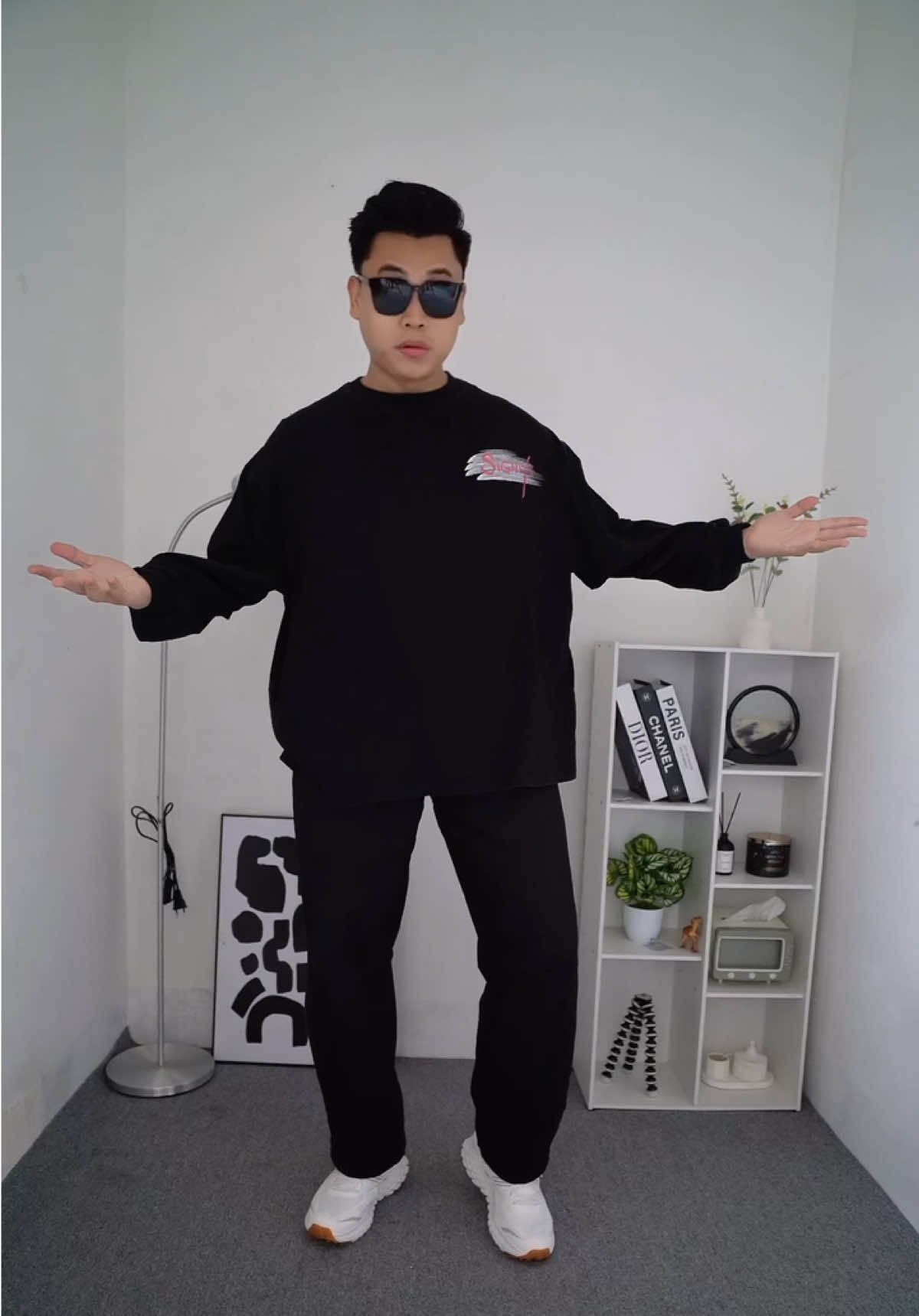 Sepatu andalan buat mix and match outfit streetwear tanpa ribet. #skechersindonesia #nyamandisetiaplangkah 