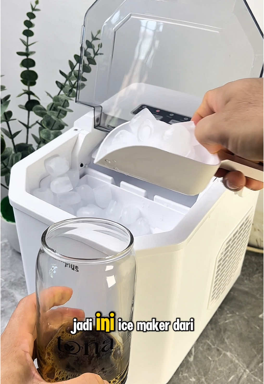 Bikin es batu dirumah gak perlu nunggu lama-lama lagi, cukup 5-6 menit aja dengan menggunakan ice maker dari simplus #simplus #simplusid #icemaker #pembuatesbatu #homecooking #homecare #homeappliances #pembuatestanpakulkas #resepminuman @Simplus @Simplus_TH 