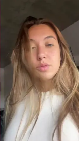 1. Quand vous posez votre main dans le bas de notre dos pour nous guider - genre, c'est TROP intense! Avec mes copines on est d'accord que ce petit geste nous fait littéralement FONDRE et on peut pas l'expliquer mdr 2. Cette façon que vous avez de vous tenir - épaules relax mais larges, ce petit sourire en coin trop sûr de lui... J'ai fait un sondage sur mon Insta et 98% des meufs ont dit que cette posture les rendait FAIBLES instantanément! 3. Ce truc de nous fixer intensément quelques secondes puis de détourner le regard comme si de rien n'était - OMG ça nous obsède trop! On va penser à ce moment toute la journée, c'est prouvé !! #conseil #conseilamour #10k 