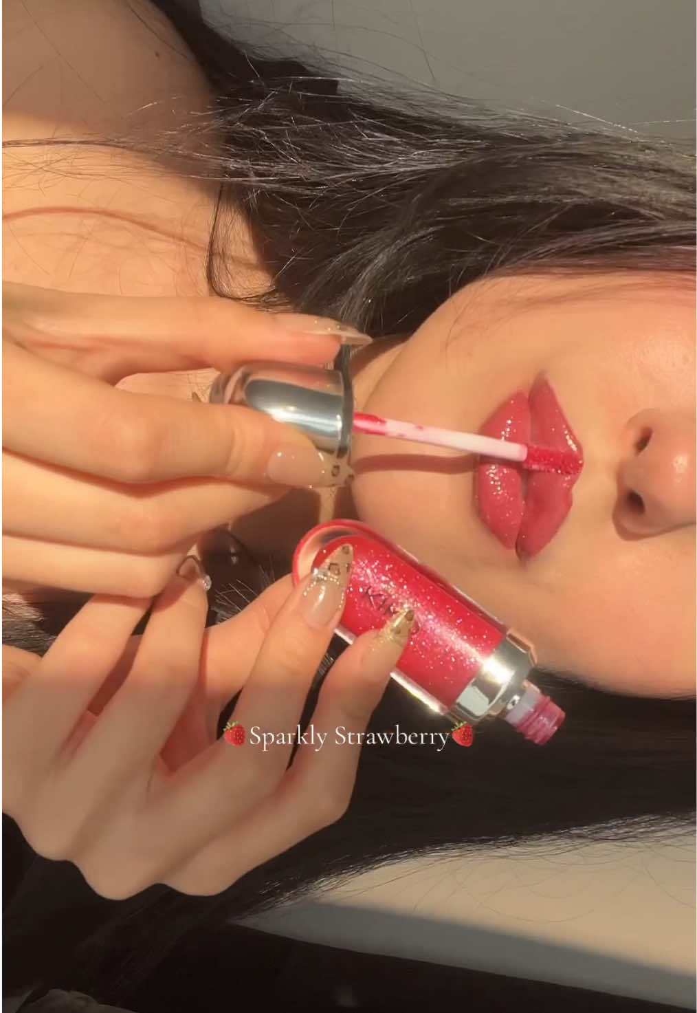 @ANASTASIIA’s serving #strawberry shine with our iconic #KIKO3DHydra lipgloss in Sparkling Strawberry 🍓 We’re obsessed with those sparkles, and you? 😍✨💋 #KIKOMilano #3dhydralipgloss #glittergloss #kikolipgloss #viralmakeup #gloss #glossylips #makeup #BeautyTok 
