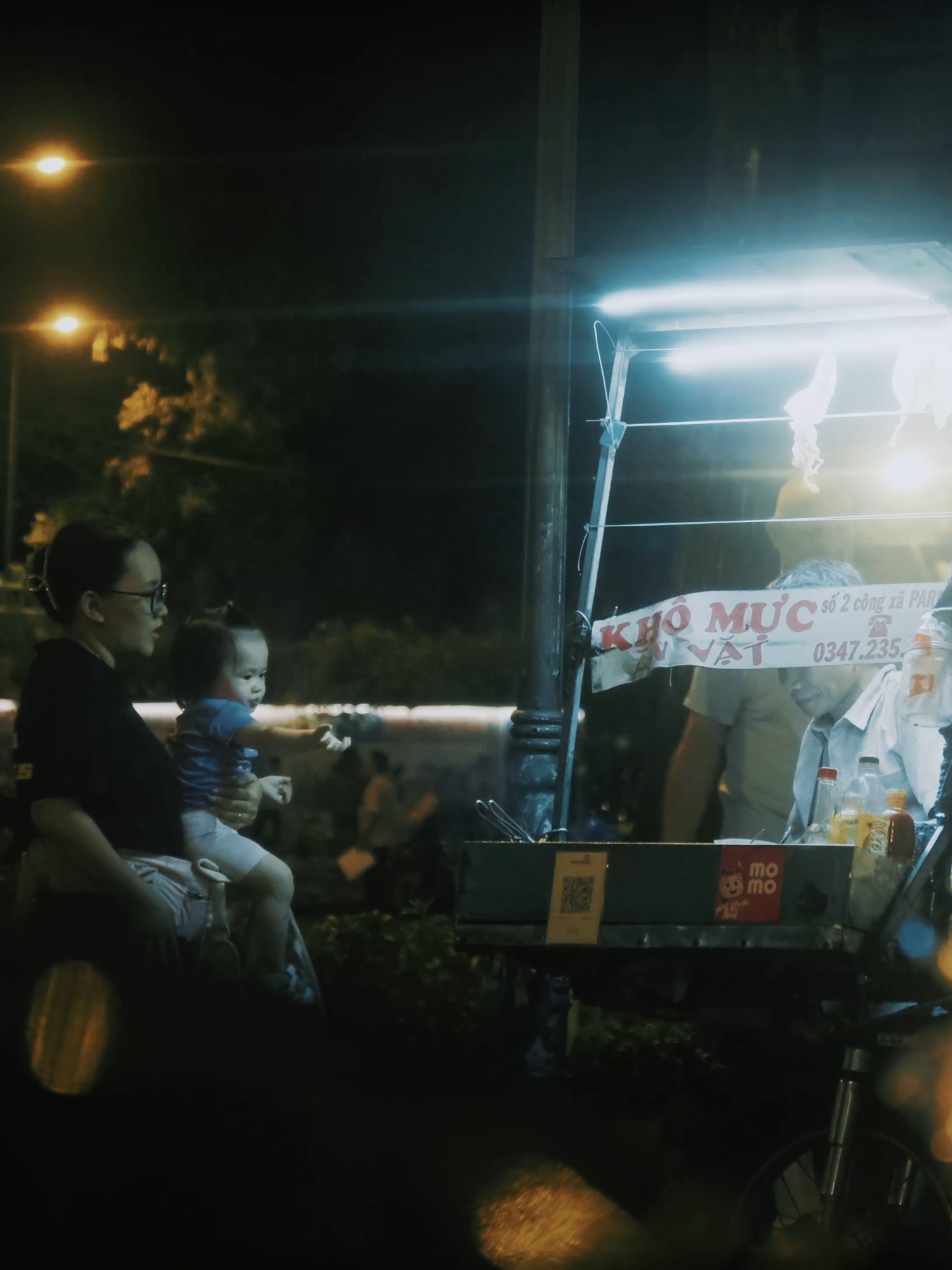 Đã bao giờ bạn lặng ngồi nhìn ngắm Sài Gòn về đêm - Sài Gòn càng về khuya, càng đẹp một cách lạ lùng – như thể cả thành phố cũng biết buồn.#life #chill #saigon #vibe #night