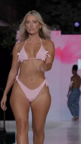 #prendasdemoda #pasarela #seciondefotos #SuperModel #desfiledemoda #prendasfemeninas #trendingvideo #models #modelando #coreografia #model #moda #topmodel #ropafemenina #