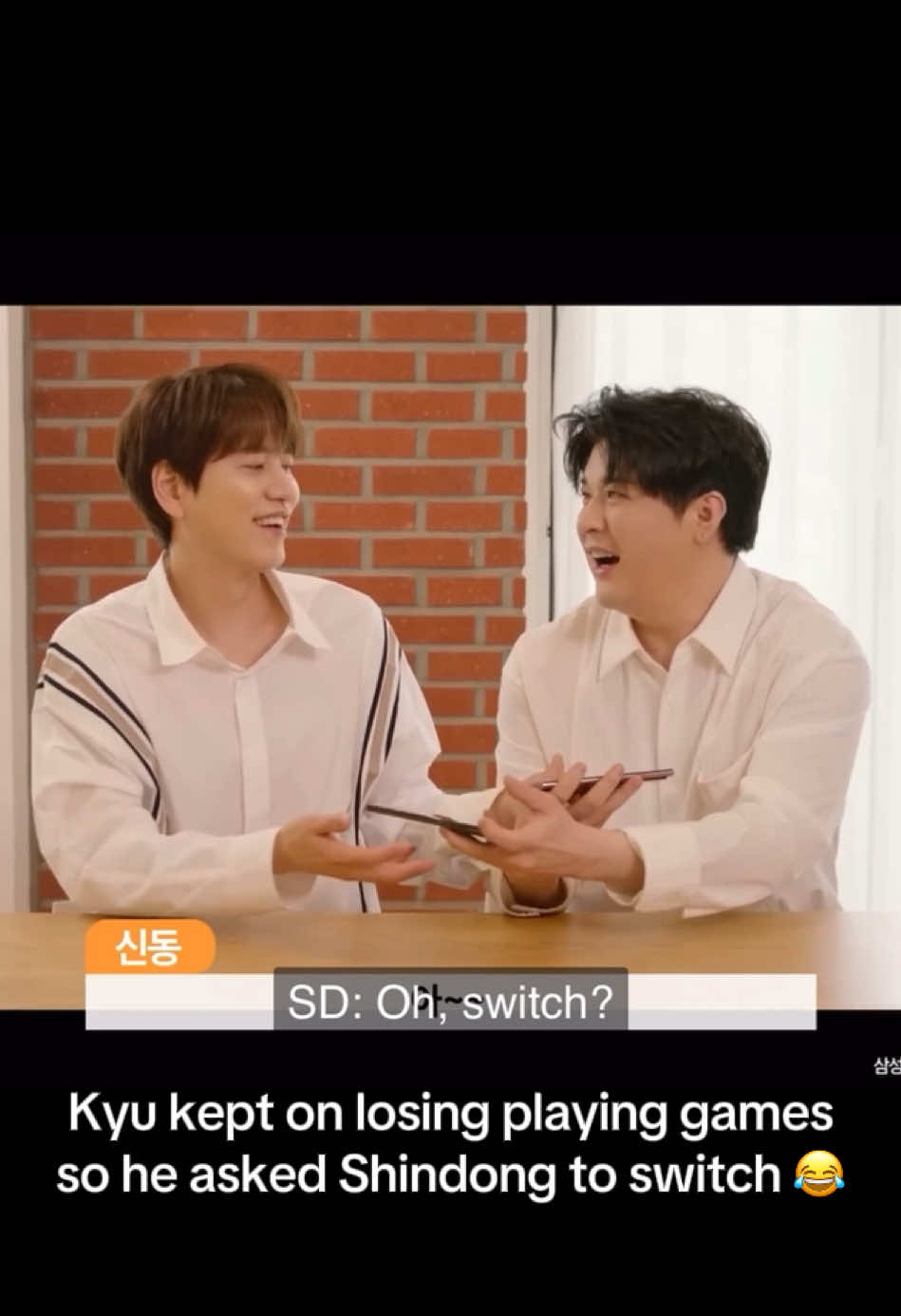 Bocah banget sih mbul, ga mau kalah game jd minta tuker 😂 abangnya udh ngalah mau dituker, tp kyu tetep kalah 🤣🤣  #superjunior #superjunior슈퍼주니어 #kyuhyun #shindong #samsunggalaxy