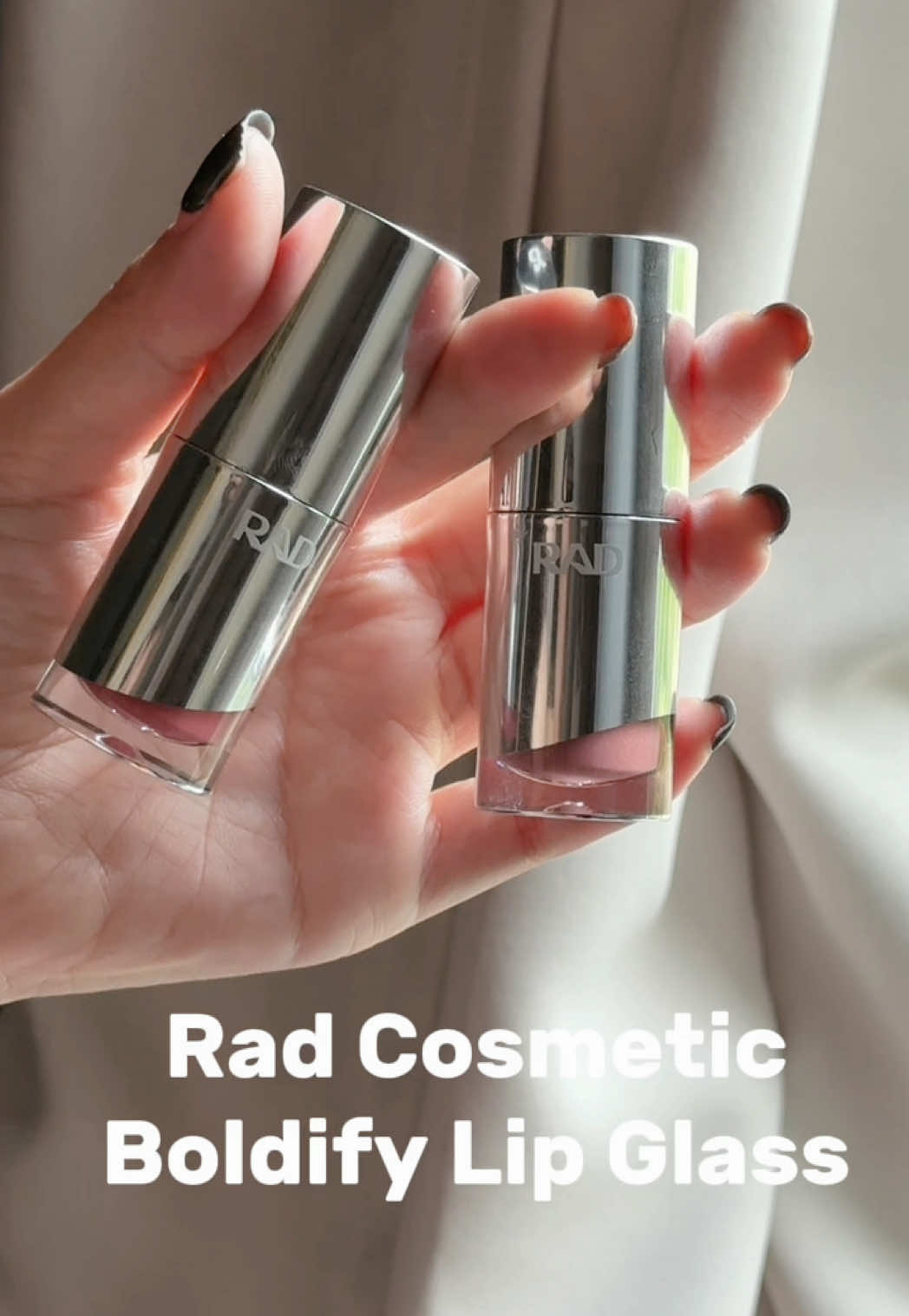 Rad Cosmetic Blodify Lip Glass เห็นคุณ พิม พิมประภา ออกลิปใหม่ก็จัดเลยค่าาตอนแรกสั่งไปสีเดียว 06 แต่พอเห็นคุณพิมรีวิว 03 สีกลิตเตอร์ก็อดใจไม่ไหวต้องกดเพิ่ม เนื้อลิปดี สีสวย และแปรงนุ่มมากกกกก ต้องมีนะค้า✨💋 #radcosmetics #pimprapa #ลิปพิมประภา #พิมพิมประภา #บิวตี้ #lipglass 
