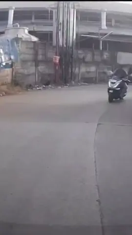 Detik - detik seorang pemuda terekam dashcam saat menabrak bagian mobil karena tidak fokus saat berkendara.  #infojabodetabek #beritanasional #indonesia #tertiblalulintas #infobekasi 