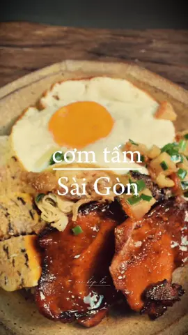 Video hơi dài, nhưng đây thật sự là công thức cơm tấm luôn được lòng các thần dân trong nhà em. Làm 10 lần, hết sạch 10 lần.  Và đây là công thức cơm tấm Sài Gòn nên thiên về vị đậm đà mặn ngọt.  - Xốt ướp thịt (dùng cho cả sườn và thịt ba chỉ làm bì) 1mc nước tương 2mc dầu hào  1mc nước mắm 1mc dầu ăn  1mc tương ớt  1mc sữa đặc  1mc mật ong  1mcf hạt nêm 1/2mcf tiêu 1 chút nước cốt lá lốt, hành, tỏi (giã hoặc xay nhuyễn vắt lấy nước) Nấu lên, để nguội và ướp. Tuỳ lượng thịt mà cho ít hay nhiều xốt. Để riêng chút xốt để quét mặt thịt.  Cho vào nồi chiên không dầu lần 1 - 10p, 170 độ, trở mặt lần 2 - 5p, 170 độ, lần 3 - dùng xốt ướp quét 2 mặt thịt chiên thêm 5p, 160 độ. (Nhiệt độ và thời gian tuỳ nồi, nướng than sẽ ngon hơn).  - Chả trứng  Nấm mèo và bún tàu ngâm mềm, cắt nhỏ Trộn đều cùng 300gr thịt xay, 1mcf hạt nêm, 1mcf đường, 1mc nước mắm, tiêu. 2 trứng gà nguyên và 1 lòng trắng (lòng đỏ còn lại để riêng, đánh với chút dầu điều rồi khi chả chín, cho lên trên, hấp thêm 3p thì tắt bếp). Em hấp chả 45p với lửa vừa nha.  - Nước mắm chua ngọt kẹo  2mc nước mắm  2mc đường  4mc nước  Nấu lên cùng vài miếng thơm đến khi đạt độ kẹo mong muốn. Khi nấu em không dùng đũa đảo.  Tắt bếp thì cho vào 1mcf dấm.  - Mỡ hành Cho mỡ vào nồi chiên không dầu ở 200 độ, 25p. Lúc còn nóng cho vào chén hành lá cắt nhuyễn, thêm 1 chút muối.  - Bì  Thịt ba chỉ khìa, bì, thính. Trộn lại với nhau.  #foodstylist #caibeplo #LearnOnTikTok #dailyvlog #comtam 