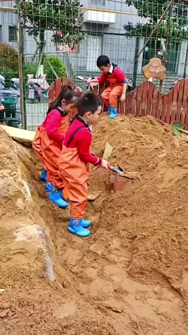 There are a group of little craftsmen hidden in Chinese kindergartens. They build houses, saw wood, and make stools.Their hands-on ability is top-notch as they are earnestly “engaged in construction”! #EarlyEducation #TinyHandsBigSkills #ChinaKids