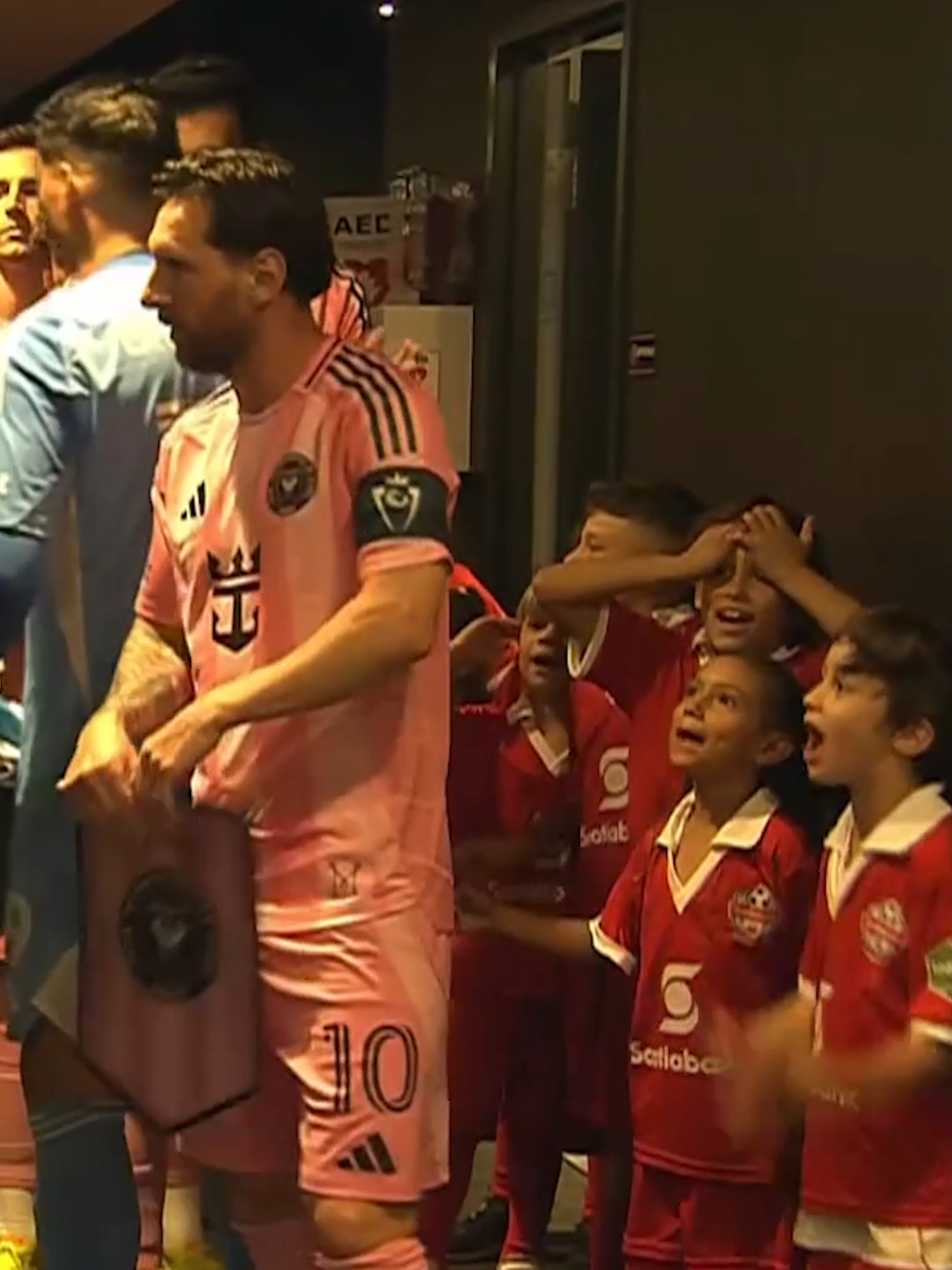 🙌😍 Quand les enfants acclament Leo Messi dans le tunnel avant d'entrer sur la pelouse ! #foot #football #concacaf #championscup #messi #leomessi #lionelmessi #inter #miami #intermiami #soccer #sport #sports #sportstiktok