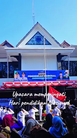 Alhamdulillah, hari ini saya berkesempatan mengikuti upacara peringatan Hari Pendidikan Nasional 2025. Momen ini bukan sekadar seremonial, tapi juga menjadi pengingat bagi kita semua tentang betapa pentingnya peran pendidikan dalam membentuk masa depan bangsa. Pendidikan bukan hanya soal ruang kelas, kurikulum, atau ujian. Ia adalah tentang membangun karakter, menanamkan nilai, dan membuka jalan bagi generasi penerus untuk bermimpi lebih tinggi. Semangat Ki Hadjar Dewantara—dengan filosofi 