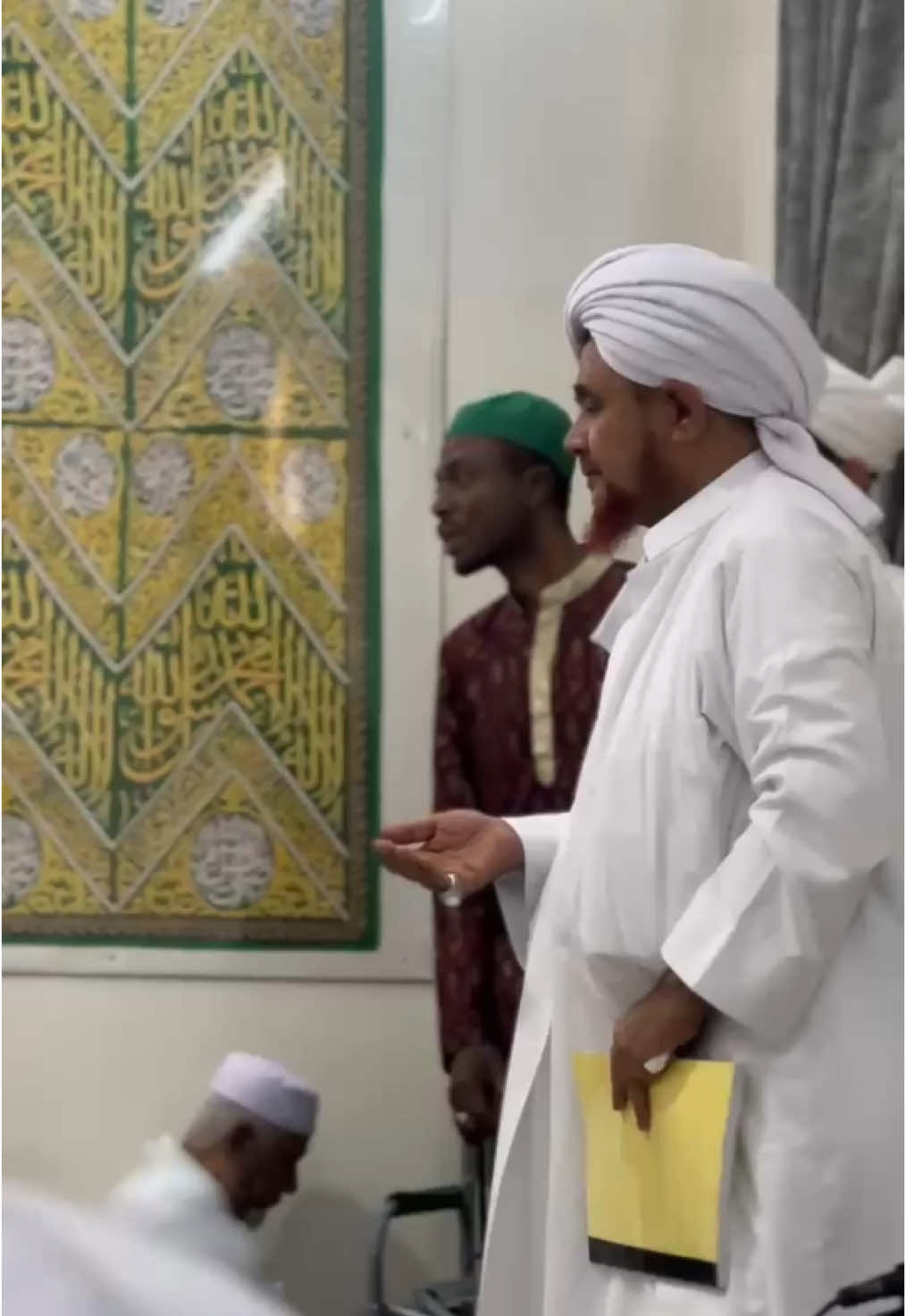 Masya Allah begitu indah akhlak beliau 🤍 #allahummashollialasayyidinamuhammad #habibumarbinhafidz #tarim #tarimhadramautyaman #fypシ゚ #selfreminder #penuntutilmu 