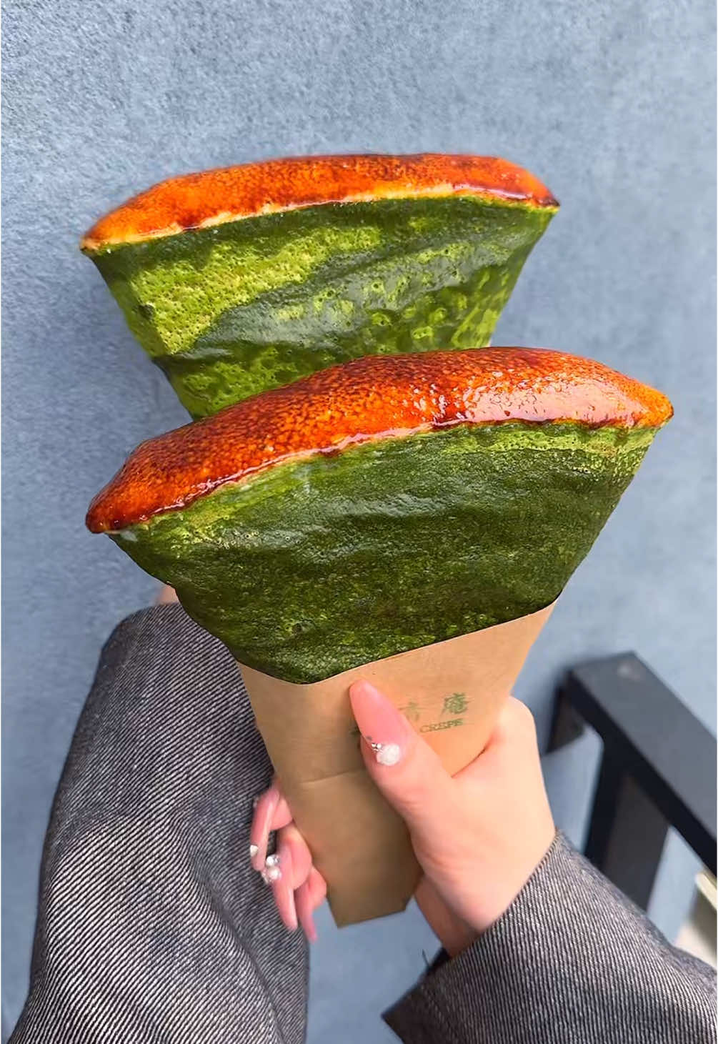 パリパリ抹茶生地で作る濃厚抹茶ブリュレクレープ🍵 クッキーのようなパリパリザクザク生地の中に抹茶クリームやカスタード、ベリーをぎっしり詰めて表面はこんがりブリュレしてある！ 抹茶の風味と香りをしっかり感じられる本格的な味わいだったから抹茶好きな人にぜひ食べてみてほしい🍃 📍鎌倉「寿清庵 鎌倉小町通り」 #東京グルメ #鎌倉グルメ #鎌倉カフェ #matcha #crepes #japanesefood 