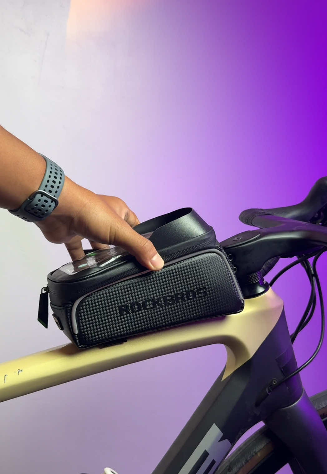 Top Tube bag na may lagayan ng cellphone at magagamit mo padin #rockbros #rockbrosph #rockbrosframebag #toptubebag #toptubebagwaterproof #rockbrostoptubebag #bikeparts #mursean #siklistangtiktoker #siklista @rockbros--ph  