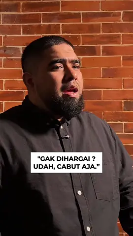 “Lo udah usaha jadi yang terbaik, tapi tetap gak dihargai? Udah, cukup. Lo bukan masalahnya—tempatnya yang salah. Gak usah nunggu dilukai. Gak dianggap pun udah cukup buat cabut.”