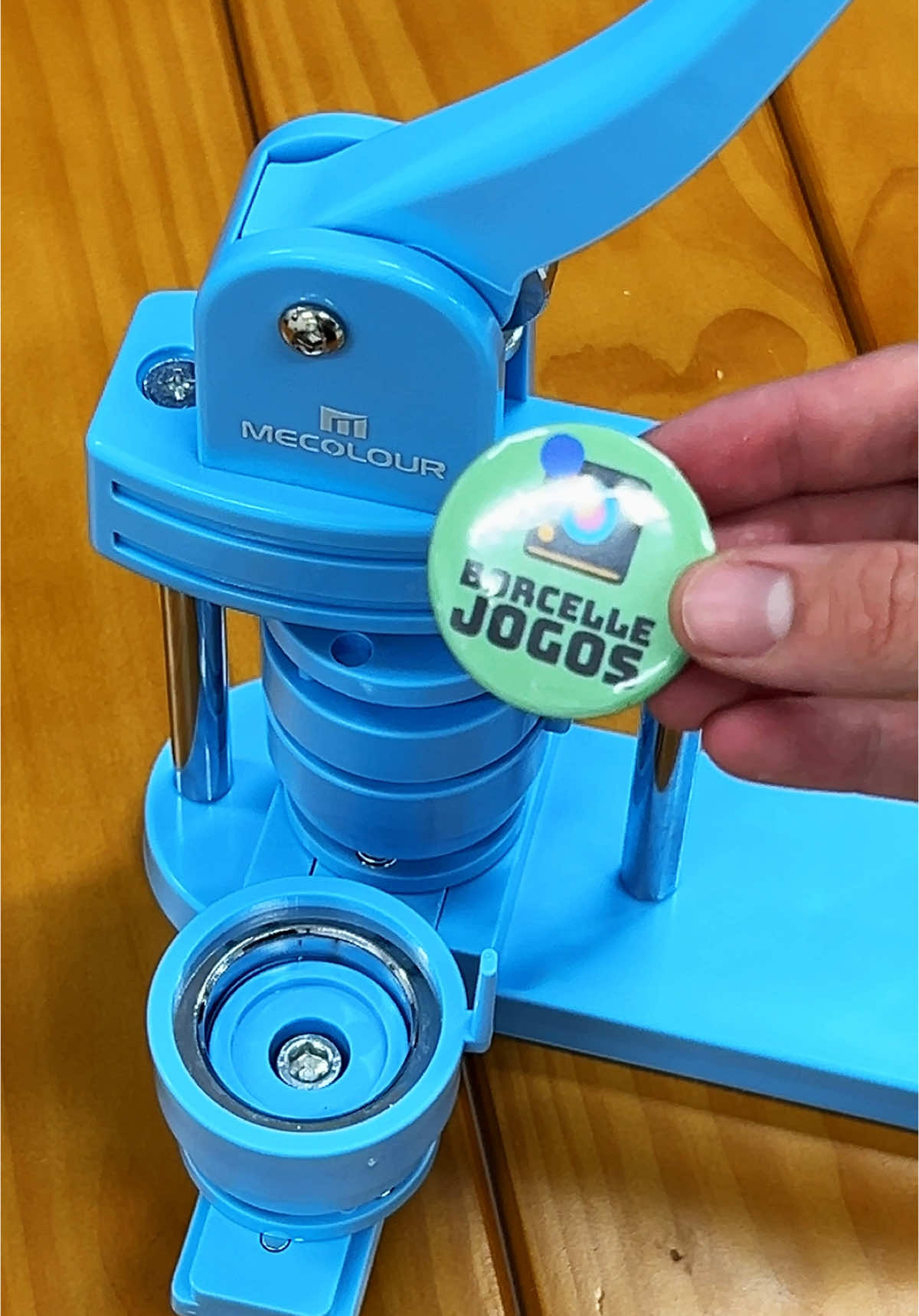 Crie, inove e empreenda com praticidade! O Kit de Máquina de Bottons Mecolour é ideal para quem quer transformar ideias em produtos personalizados com qualidade profissional. Com ele, você produz bottons de 32/44/58 mm com rapidez e perfeição — ótimo para lembrancinhas, brindes, campanhas e muito mais! 💡 Já acompanha 150 unidades para você começar agora mesmo! ⠀ 🛠️ Fácil de usar 🔵 Estrutura resistente 💼 Perfeito para negócios criativos ⠀ 👉 Comece a personalizar e encantar! ⠀ #mecolour #bottons #personalizados #empreendedorismo #brindescriativos #artesanato #maquinadebottons #criaçãoprofissional #customização
