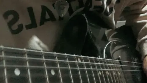 naiilang  #fyppppppppppppppppppppppp #electricguitarcover #leejhon #kasalananbangmahulogsaiyo 