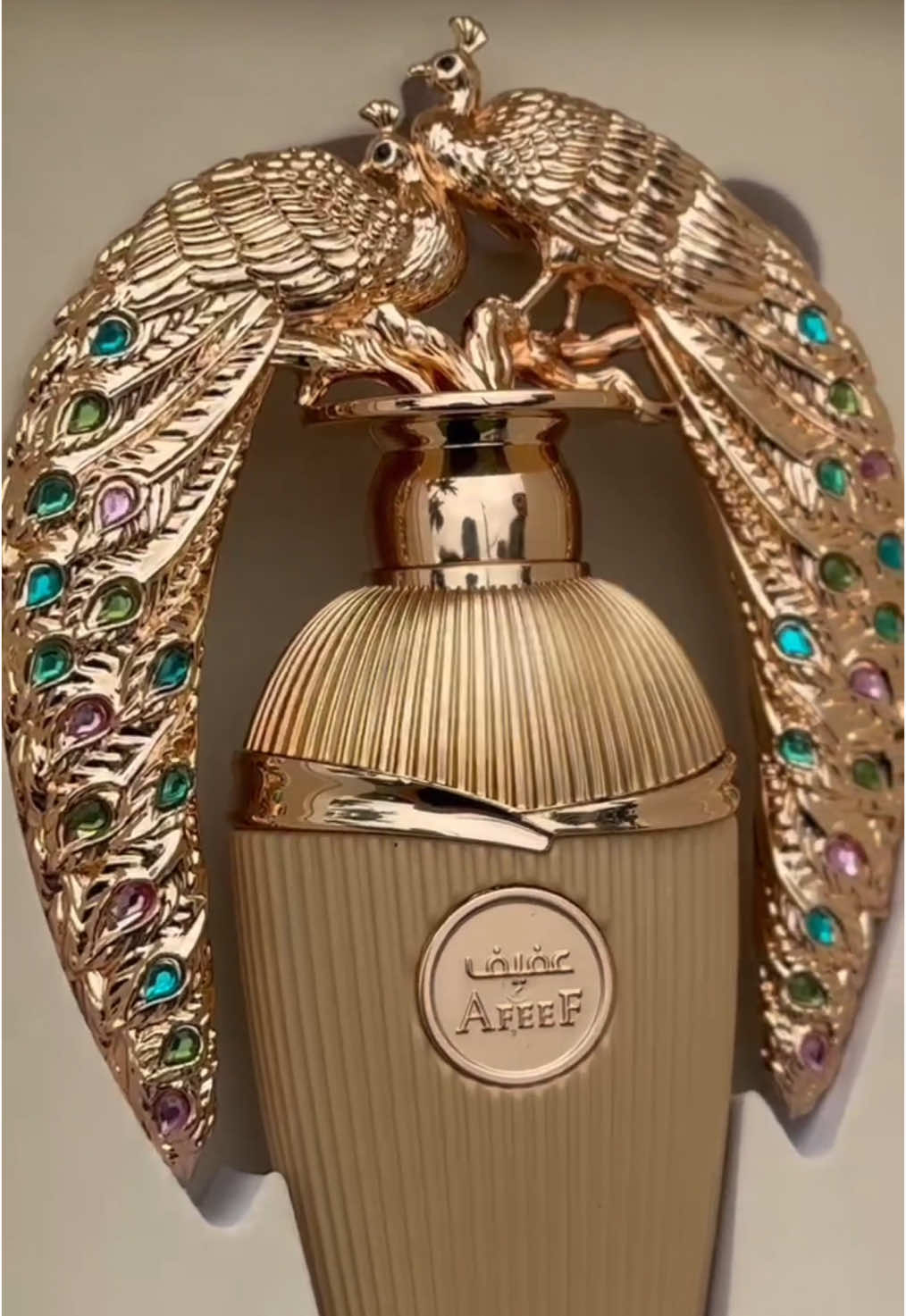 Perfume do pavão árabe🦚🔥 . Descubra a essência única do Perfume Árabe Lattafa Afeef Unissex, um verdadeiro deleite para os sentidos. Apresentado em um deslumbrante frasco de ouro com um elegante desenho de pavão, este perfume é uma obra de arte que combina sofisticação e beleza. 💰$ $570,00 3x sem juros 💰$ Fracionado 10ml: $ 75,00 👀E claro um mega desconto para pagamento à vista . 📦Entregamos para todo Brasil  . #perfumedopavao #perfumearabe #fp 