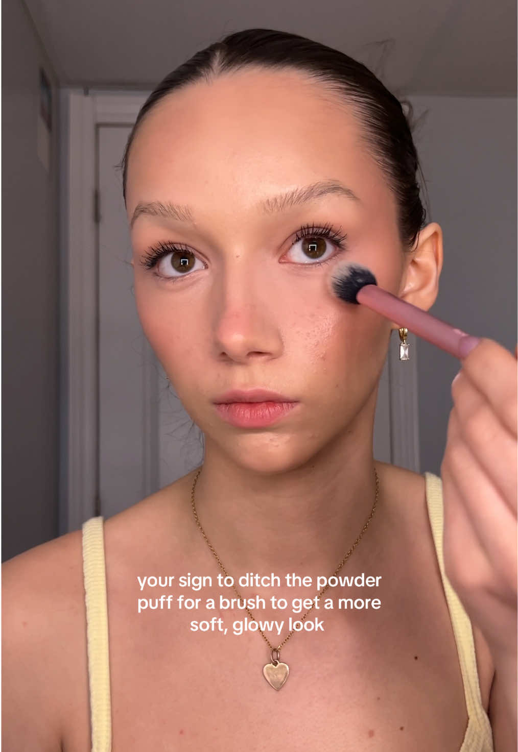 @realtechniques 402 brush is my go to for setting the face 😇 don’t get me wrong I love a good powder puff buttt when I want the glow to shine a bit more it’s not the best way to go! the #makeuptips #makeuptipsandtricks #makeupbrushes #makeuphacks #cleangirlmakeup #glowymakeup #makeupforbeginners 