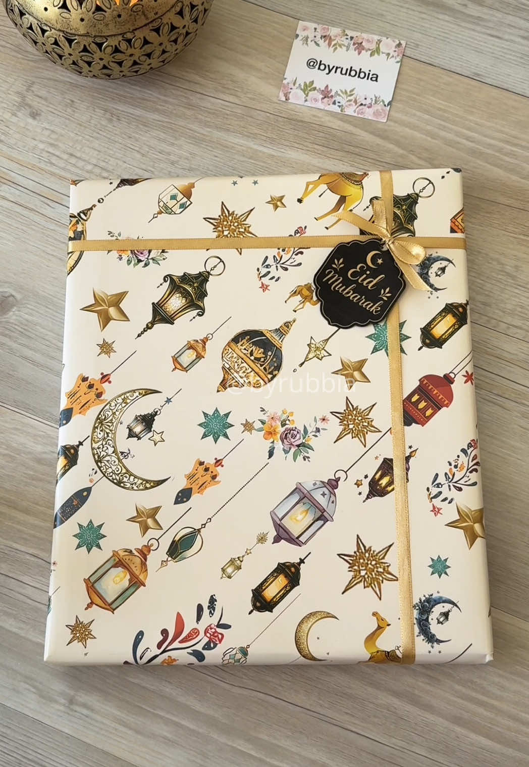 When you don’t have enough wrapping paper… improvise! Tried this clever wrapping technique to make it work, and it turned out so lovely for an Eid gift! #fyp #gift #giftideas #hacks #giftwrapping #wrapping #wrappinggifts #explore #eid #eidmubarak #wrappingpaper #byrubbia #tipsandtricks 