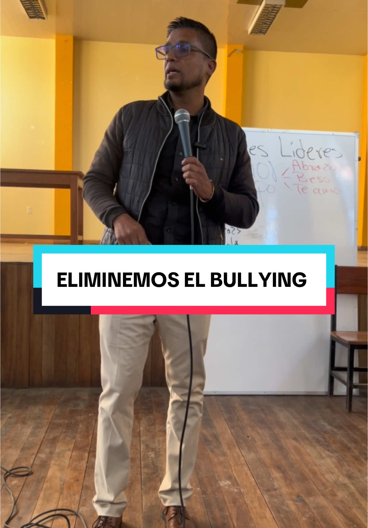 Eliminemos el bullying de raíz a través de la comunicación con nuestros hijos 🧐🎤 . . . #escuelaparapadres #escueladepadres #educación #conferencias #hablarenpúblico #familias #venezuela🇻🇪 #bolivia🇧🇴 