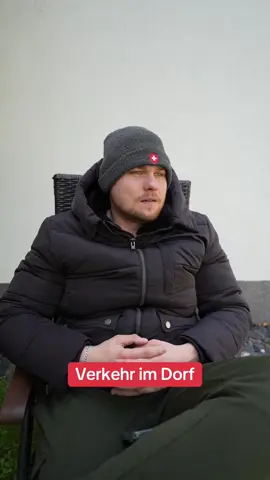 Wenn Dorfkinder den Verkehr im Dorf beobachten 😂 #dorfkinder #hobby #dorfkind #dorf #dorfleben #nikolaj 